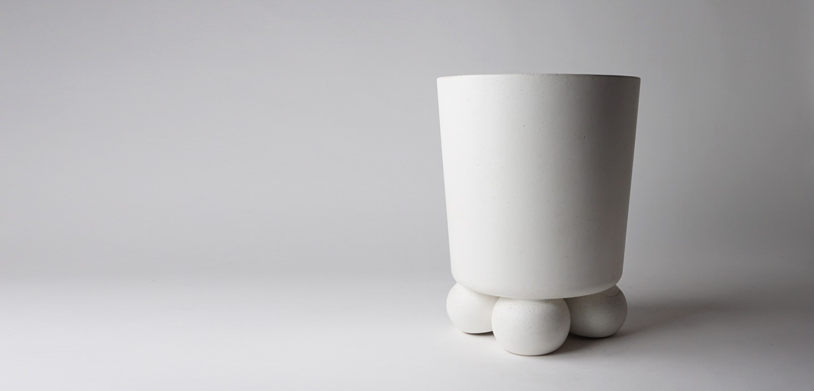 PIEDI-sculptural-side-accent-table-white-concrete-3
