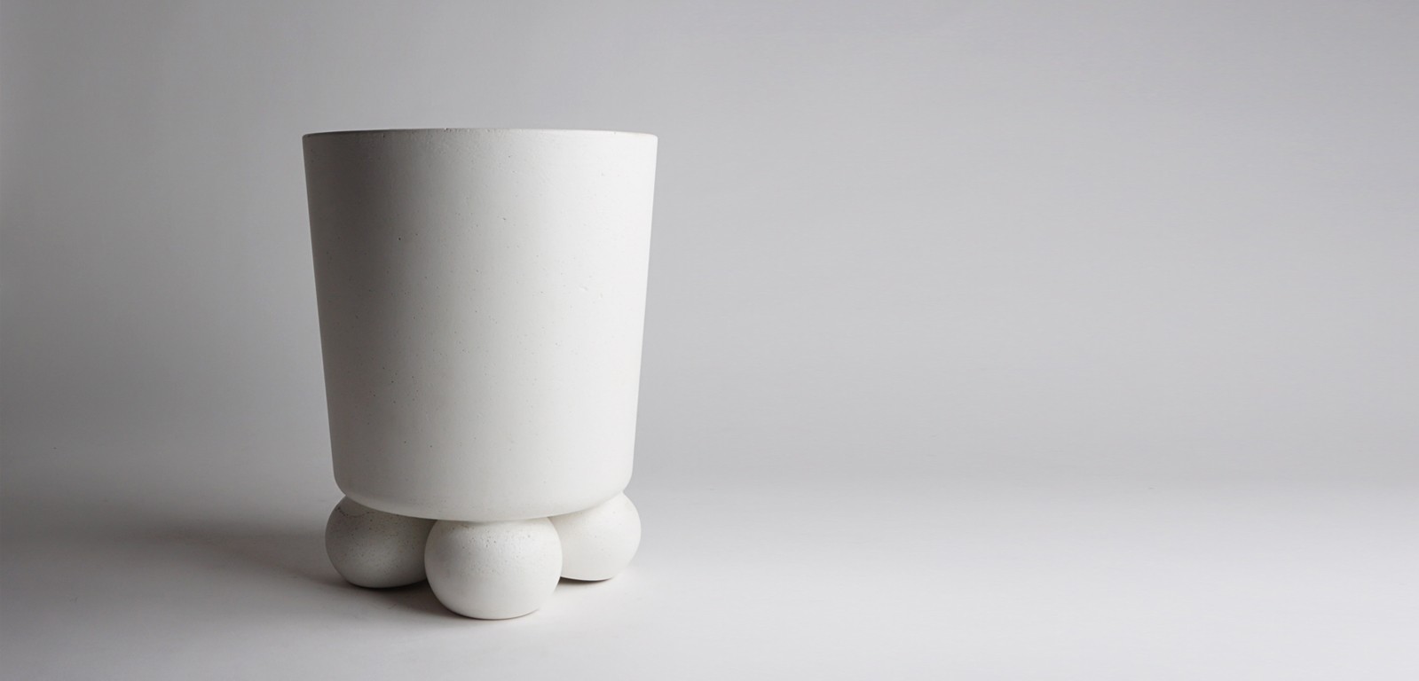 PIEDI-sculptural-side-accent-table-white-concrete-2